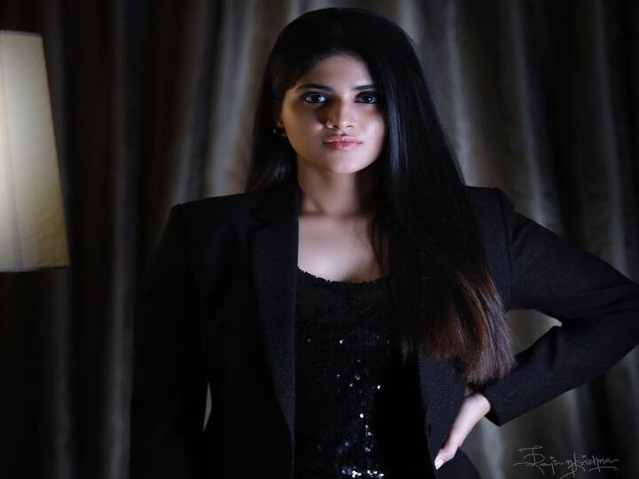 கரையாமல் கரைந்தேனே உன் மூச்சு காற்று பட்டதும்