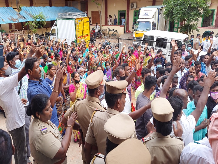 ஊரை விட்டு ஒதுக்கப்பட்ட குடும்பம் - ஒருதலைபட்சமாக நடந்துகொண்ட அதிகாரிகள்...!