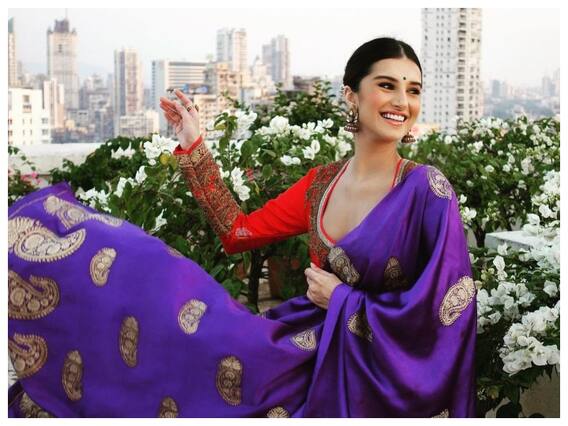 Ladki एक Looks अनेक: Tara Sutaria लगाती हैं माथे पर बिंदी और बालों में गजरा, अपने Traditional Look से फैंस को कर देती हैं घायल Ladki एक Looks अनेक: Tara Sutaria लगाती हैं माथे पर बिंदी और बालों में गजरा, अपने Traditional Look से फैंस को कर देती हैं घायल
