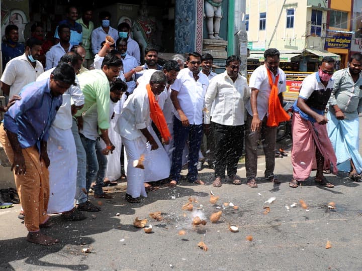Hindu organizations protest against the ban on Ganesha Chaturthi in Kumbakonam by breaking 108 coconuts விநாயகர் சதுர்த்திக்கு தடையை நீக்க கோரி 108 தேங்காய் உடைத்து இந்து அமைப்புகள் ஆர்பாட்டம்...!