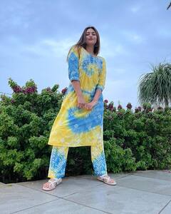 नीले अंबर के नीचे इंद्रधनुष जैसी दिखीं Divyanka Tripathi, खूब बिखेरी छटा, देखकर कहेंगे... वाह!