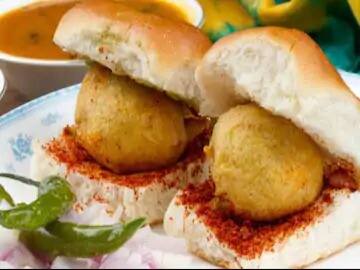 Due to inflation, the price of Vadapav has gone up from Rs 10-15 to Rs 20-25 महागाईचा फटका 'वडापाव'लाही, 10-15 रुपयांना मिळणारा वडापाव 20-25 रुपयांवर