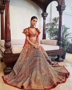 Ladki एक Looks अनेक: Tara Sutaria लगाती हैं माथे पर बिंदी और बालों में गजरा, अपने Traditional Look से फैंस को कर देती हैं घायल