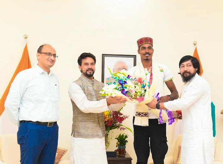 అనంతరం కేంద్ర క్రీడా శాఖ మంత్రి అనురాగ్ ఠాకూర్ను నిషాద్ కలిశాడు.