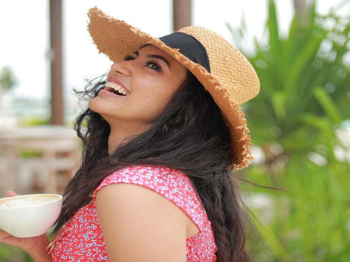 காதல் ஆசை யாரை விட்டதோ உன் ஒற்றை பார்வை ஓடி வந்து உயிரை தொட்டதோ