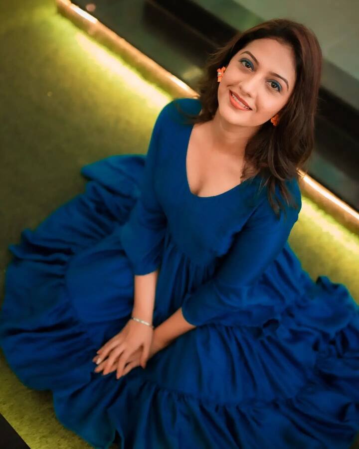 рд╕рдзреНрдпрд╛ рддрд┐рдЪреЗ рдирд┐рд│реНрдпрд╛ рд░рдВрдЧрд╛рдЪреНрдпрд╛ рдбреНрд░реЗрд╕рдордзреАрд▓ рдлреЛрдЯреЛ рд╡реНрд╣рд╛рдпрд░рд▓ рдЭрд╛рд▓реЗ рдЖрд╣реЗрдд. рдпрд╛ рдлреЛрдЯреЛрдВрдирд╛ рдЪрд╛рд╣рддреНрдпрд╛рдВрдХрдбреВрди рд▓рд╛рдИрдХреНрд╕ рдЖрдгрд┐ рдХрдореЗрдВрдЯрдЪрд╛ рдкрд╛рдКрд╕ рдкрдбрдд рдЖрд╣реЗ. (photo courtesy : @tejashripradhan/IG)