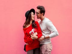Relationship Tips: स्क्रीन टाइम के कारण आ रही है पति-पत्नी के रिश्ते में दूरी, इन टिप्स को करें फॉलो