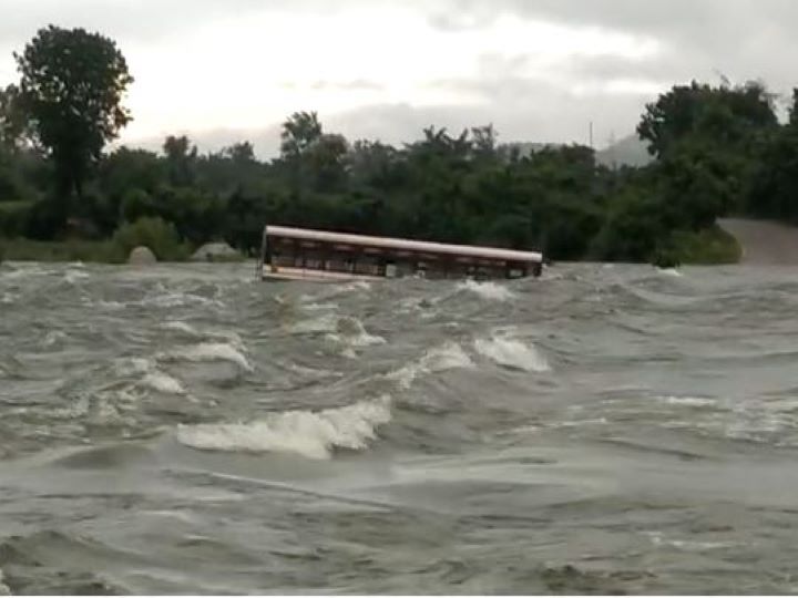 Telangana Rains: भारी बारिश के चलते पानी के तेज बहाव में बह गई आरटीसी बस, सकुशल बचाए गए 25 यात्री