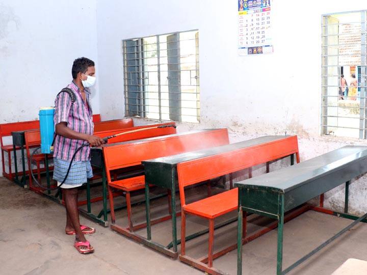 440 schools will be opened in Thanjavur district tomorrow, according to the school education department தஞ்சை மாவட்டத்தில் நாளை 440 பள்ளிகள் திறப்பு-மாணவர்கள் உடல்நலை குன்றினால் மருத்துவமனைக்கு அழைத்து உத்தரவு