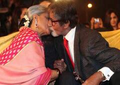 Amitabh Bachchan, Aamir Khan से लेकर ऋतिक रोशन तक, पब्लिकली Lip Lock करते देखे जा चुके हैं ये बड़े सितारे