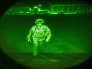 US Mission in Kabul Ends: અફઘાનિસ્તાન છોડનાર સૌથી છેલ્લા અમેરિકન સૈનિકની તસવીર આવી સામે, જાણો કોણ છે આ જવાન?