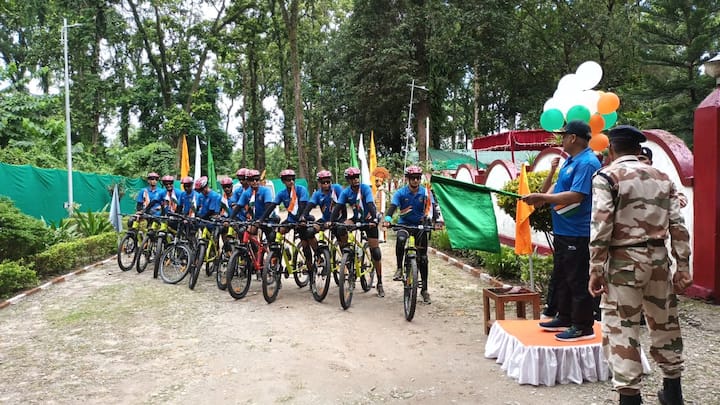 মঙ্গলবার ডিআইজি আর.এস.পি রঘুবংশী র‍্যালির শুভ সূচনা করেন।