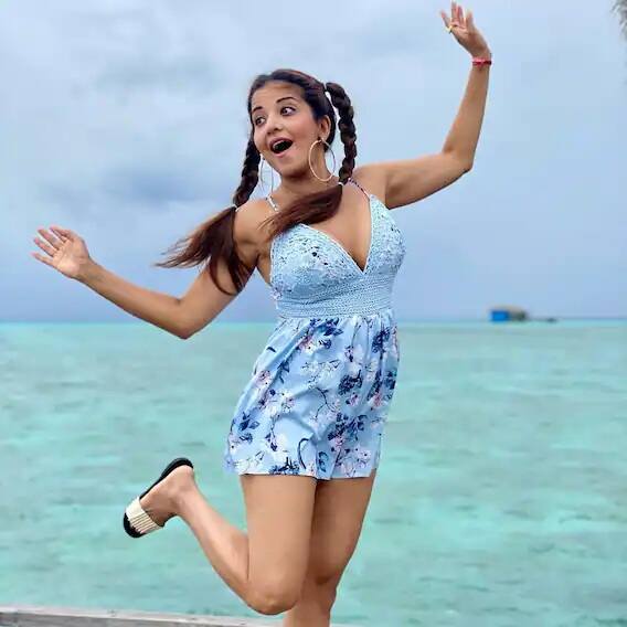 તાજેતરમાં જ તેને ટુંકા કપડાં, ટુંકો ડ્રેસ પહેરીને એકવાર ફરીથી સોશ્યલ મીડિયા પર આગ લગાડી દીધી. ફેન્સને તેનો આ અંદાજ ખુબ પસંદ આવી રહ્યો છે. મોનાલિસા ટુંકા કપડાંમાં પોતાના ક્લિવેજ પણ બતાવી રહી છે. ખરેખરમાં, એક્ટ્રેસે માલદીવમાં ટુંકા કપડાં પહેરીને હૉટનેસનો જલવો બતાવી દીધો.