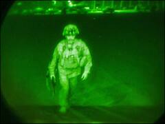 Last US Soldier Exit Afghanistan: अफगानिस्तान से निकलते अमेरिका के आखिरी सोल्जर की तस्वीर दुनियाभर में छाई