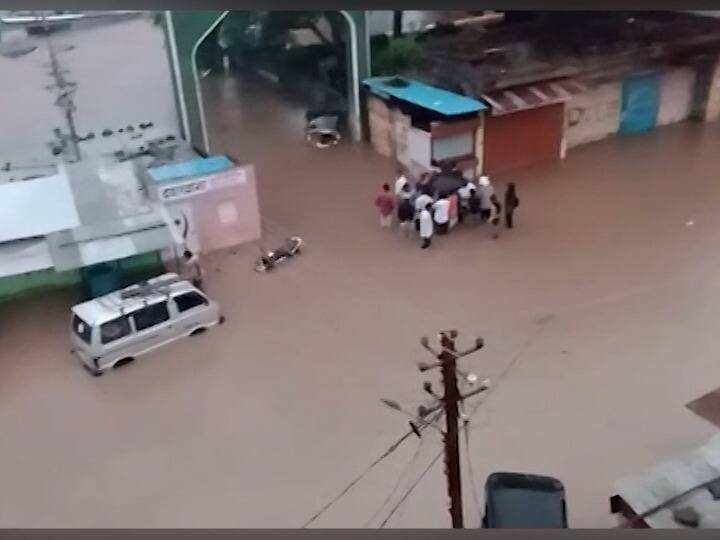 Chalisgaon Flood Rain stops in Chalisgaon flood waters recede more than 500 cattle carried away administration says Chalisgaon Flood : चाळीसगावात पुराचं पाणी ओसरलं, हजारहुन अधिक गुरं वाहून गेल्याची प्रशासनाची माहिती