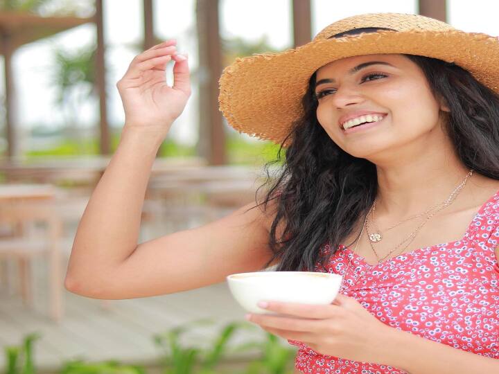 ஒரு குழந்தையின் மகிழ்ச்சியை போலவே உன்னை விடுமுறை தினமென பார்க்கிறேன்