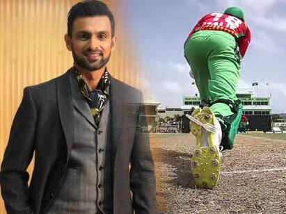 Shoaib Malik Plays With fork Beneath His Shoes சொயிப் மாலிக் ஷூவில் கரண்டி... கிரிக்கெட் போட்டியில் காட்டிக் கொடுத்த ஸ்டெம்ப் மைக்!
