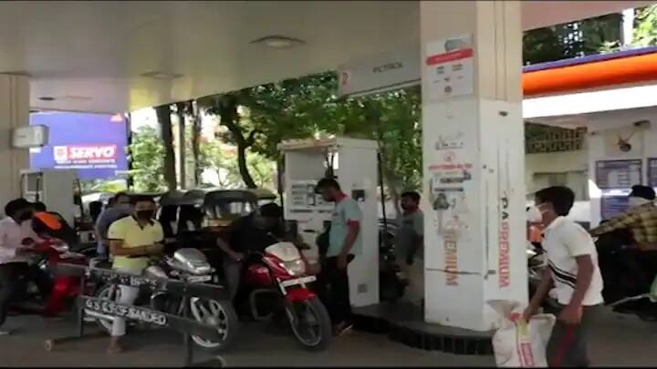 Petrol Diesel Price Today 4 September 2021 know rates fuel price in your city Telangana Andhra Pradesh Amaravati Hyderabad Petrol-Diesel Price, 4 September: కాస్త దిగిన ఇంధన ధరలు, లీటరుకు ఎంత తగ్గిందంటే.. తాజా పెట్రోల్, డీజిల్ రేట్లు ఇలా..