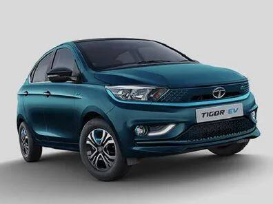 Tata Motors ਨੇ ਅੱਜ ਭਾਰਤ ਵਿੱਚ ਆਪਣੀ ਨਵੀਂ ਕਾਰ Tata Tigor EV ਲਾਂਚ ਕੀਤੀ ਹੈ। ਕੰਪਨੀ ਨੇ ਇਸ ਨੂੰ ਨਵੀਂ ਜ਼ਿਪਟ੍ਰੋਨ ਟੈਕਨਾਲੌਜੀ ਨਾਲ ਬਾਜ਼ਾਰ 'ਚ ਲਾਂਚ ਕੀਤਾ ਹੈ। ਕੰਪਨੀ ਨੇ ਇਸ ਨੂੰ ਤਿੰਨ ਰੂਪਾਂ 'ਚ ਲਾਂਚ ਕੀਤਾ ਹੈ, ਜਿਸ ਦੀ ਸ਼ੁਰੂਆਤੀ ਕੀਮਤ 11.99 ਲੱਖ ਰੁਪਏ ਰੱਖੀ ਗਈ ਹੈ। ਜੇ ਤੁਸੀਂ ਵੀ ਇਸ ਨੂੰ ਬੁੱਕ ਕਰਨਾ ਚਾਹੁੰਦੇ ਹੋ, ਤਾਂ ਤੁਸੀਂ ਕੰਪਨੀ ਦੀ ਅਧਿਕਾਰਤ ਵੈਬਸਾਈਟ 'ਤੇ ਜਾ ਕੇ ਸਿਰਫ 21,000 ਰੁਪਏ ਦੇ ਕੇ ਬੁਕਿੰਗ ਕਰ ਸਕਦੇ ਹੋ। ਆਓ ਜਾਣਦੇ ਹਾਂ ਕਾਰ ਦੀ ਕੀਮਤ ਤੇ ਇਸ ਦੇ ਫੀਚਰਸ ਦੇ ਬਾਰੇ ਵਿੱਚ।