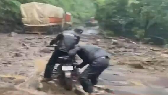 Aurangabad : दरड कोसळल्यानं औरंगाबाद-धुळे महामार्ग ठप्प, वाहतूक नांदगावमार्गे वळवली ABP Majha