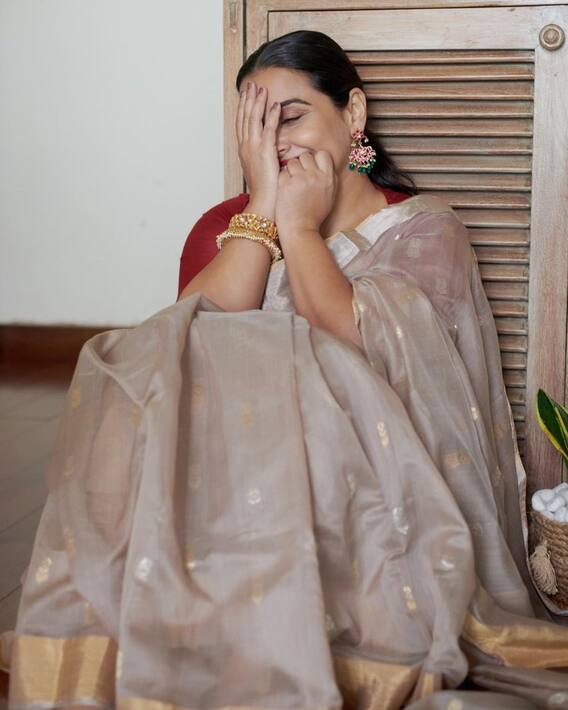 Vidya Balan Saree Photos: నాలుగు పదులు దాటినా అస్సలు తగ్గట్లేదుగా...బాలీవుడ్ బ్యూటీ విద్యాబాలన్ లేటెస్ట్ పిక్స్