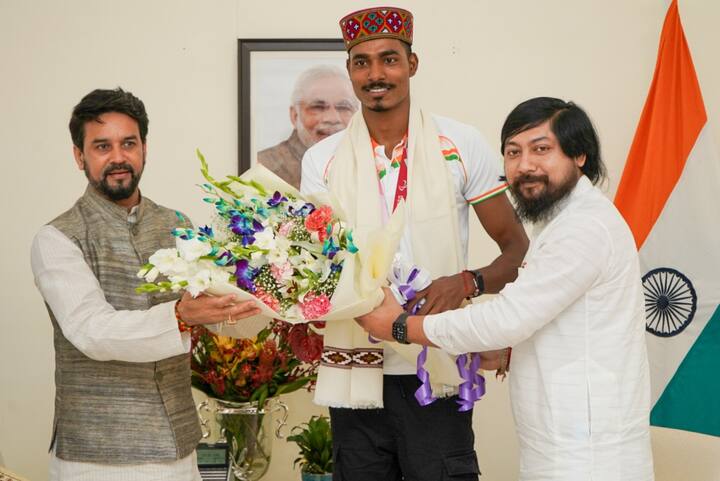 నిషాద్ కుమార్ను సత్కరించి, ప్రత్యేక కానుక అందజేశారు అనురాగ్ ఠాకూర్.