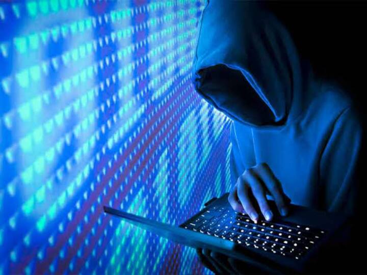 ஒரு cyber crime police are searching for a gang who swindled rs 4 lakh from a software engineer by sending a text message on a cell phone. ஒரு