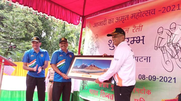 সাধারণ মানুষের সঙ্গে সুসম্পর্ক গড়ে তোলার অভিনব প্রয়াস।