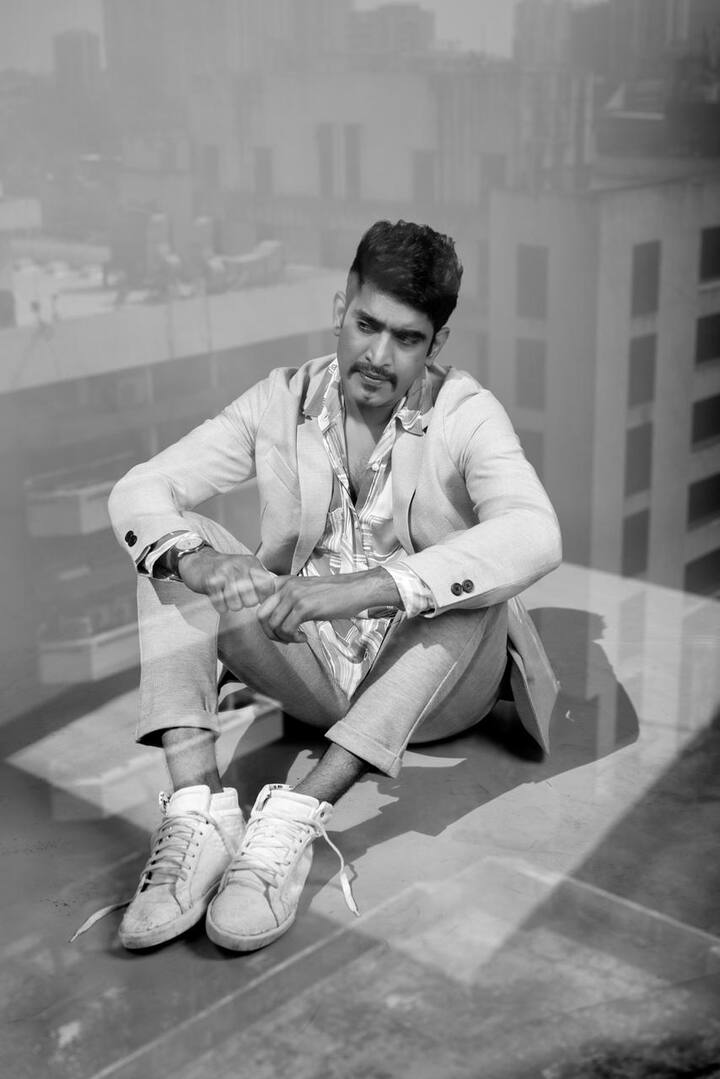 21 वर्षांपूर्वी मुंबईत एक बॅग घेऊन आलेल्या संदीप पाठककडे केवळ त्याची कला होती, ती सादर करण्यासाठी तो वेगवेगळे मार्ग शोधत होता.