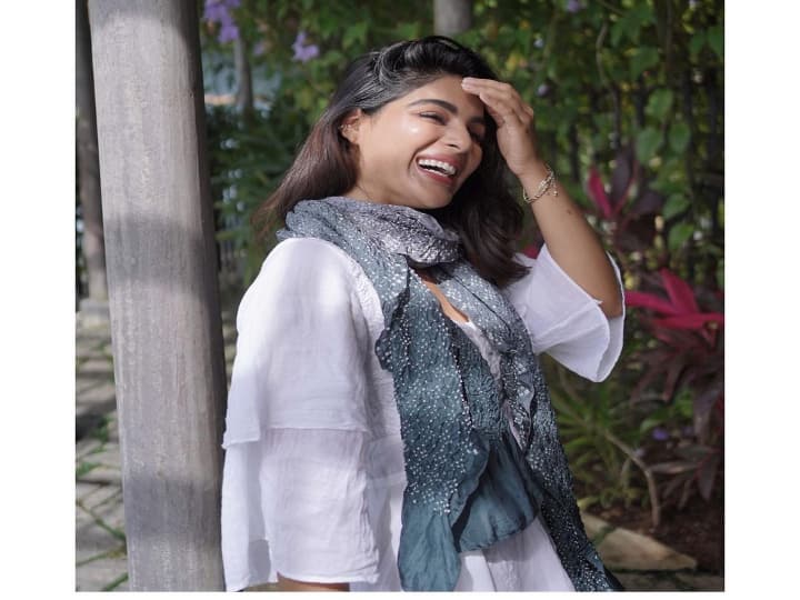 காதல் சிலை ஒன்று நெஞ்சம் செய்ததே கண்ணை திறந்திடும் நேரம் வந்ததே கத்தும் கடல் அலை அமைதி ஆனதே வெட்ட வெளியினில் காதல் நீந்துதே