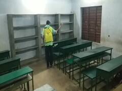 மாணவிகளுக்கு சத்தான கடலைமிட்டாய் அளித்து பள்ளிக்கு வரவேற்ற ஆசிரியர்கள்