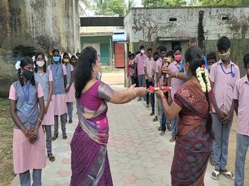 மயிலாடுதுறை: பள்ளிக்கு வந்த மாணவர்களை ஆரத்தி எடுத்து வரவேற்ற ஆசிரியர்கள்!