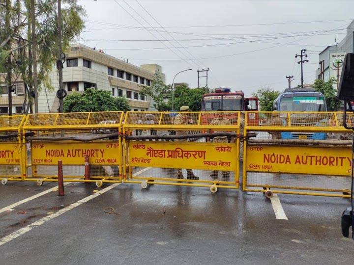 Noida: प्राधिकरण के बाहर किसानों ने किया प्रदर्शन का एलान, बैरिकेडिंग के कारण जाम में फंसे लोग people stuck in jam due to police barricading road after farmers protest announcement in Noida ANN Noida: प्राधिकरण के बाहर किसानों ने किया प्रदर्शन का एलान, बैरिकेडिंग के कारण जाम में फंसे लोग