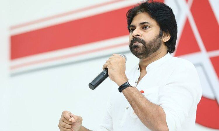 Pawan Kalyan will increase pressure on MPs to mobilize against steel plant privatization Pavan Kalyan : పార్లమెంట్‌లో స్టీల్ ప్లాంట్ ప్రైవేటీకరణకు వ్యతిరేకంగా గళమెత్తాల్సిందే.. ఏపీ ఎంపీలపై ఒత్తిడి తెచ్చేందుకు పవన్‌ కొత్త వ్యూహం !