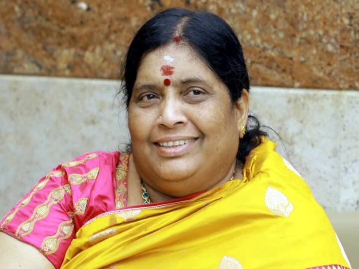 AIADMK co-ordinator O. Panneer Selvam's wife Vijayalakshmi's body will be laid to rest in her hometown tomorrow ஓ.பன்னீர் செல்வத்தின் மனைவி விஜயலட்சுமியின் உடல்  சொந்த ஊரில் நாளை நல்லடக்கம்