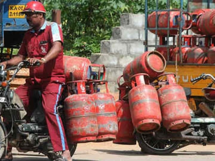 Price of LPG cylinder hiked by Rs 25: Here are the revised rates Price of LPG | ரூ.610 முதல் ரூ.900 வரை...  சிலிண்டர் உருண்டு வந்த பாதை!