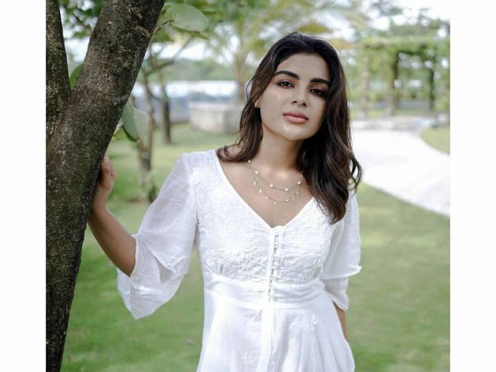 விதை என அன்று விழுந்தது, வளர்ந்து விரிச்சம் ஆகும் நேரம் கனவென கண்ணில் இருந்தது, கரைந்து காதல் ஆக மாறும்