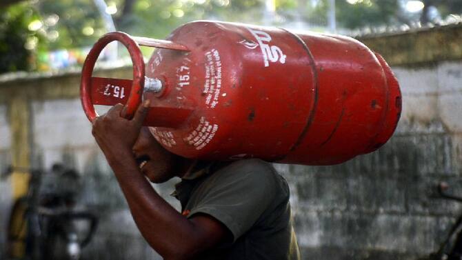 LPG Gas Cylinder Price Hike LPG Prices For Commercial Cylinders Increased By Rs 266 From Today Onwards | महंगाई का एक और झटका! दिवाली से पहले कमर्शि‍यल LPG सिलेंडर 266 रुपये महंगा,