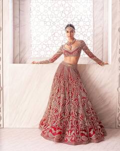 ਵਿਆਹ ਦੀ ਚਰਚਾ ਦੌਰਾਨ ਦੁਲਹਨ ਬਣੀ ਦਿਖੀ ਸ਼੍ਰੱਧਾ ਕਪੂਰ, ਦੇਖੋ ਖੂਬਸੂਰਤ ਤਸਵੀਰਾਂ