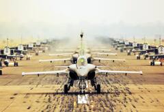 PHOTO : शत्रूला धडकी भरवणाऱ्या भारतीय लढाऊ विमानांचा 'एलिफंट वॉक' पाहिलाय का?