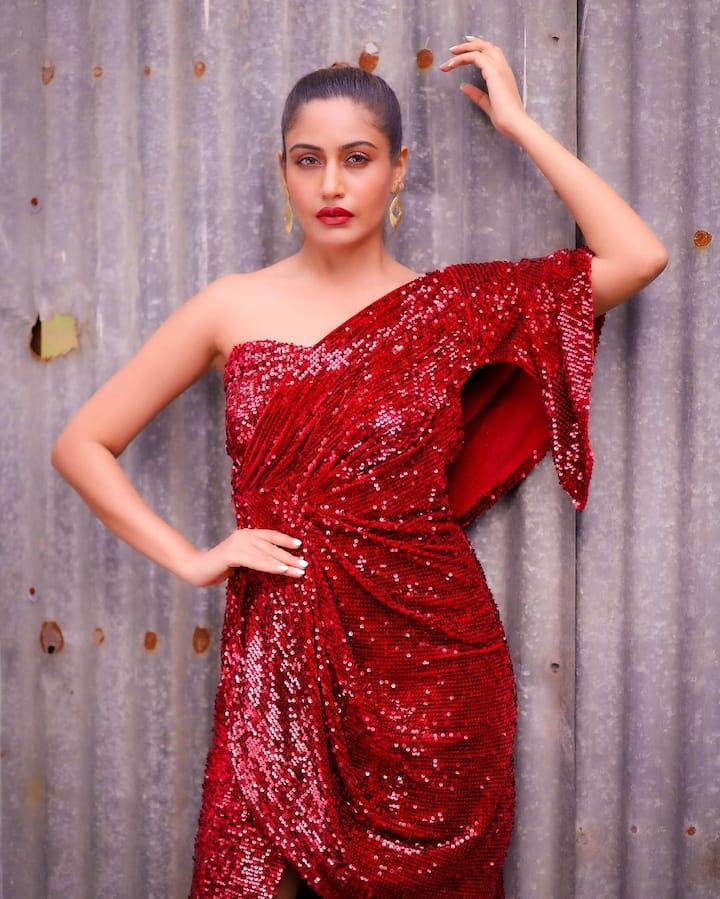 Surbhi Chandna Style: सुरभि चंदना (Surbhi Chandna) टीवी का एक मशहूर चेहरा है. उनके स्टाइल के हज़ारों दीवाने हैं. टीवी सीरियल 'इश्कबाज़' (Ishqbaaz) में 'अनिका' का किरदार निभाकर सुरभि ने खूब सुर्खियां बटोरी थी.