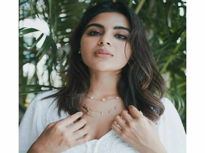 கண்ணை திறந்திடும் நேரம் வந்ததே கத்தும் கடல் அலை அமைதி ஆனதே வெட்ட வெளியினில் காதல் நீந்துதே