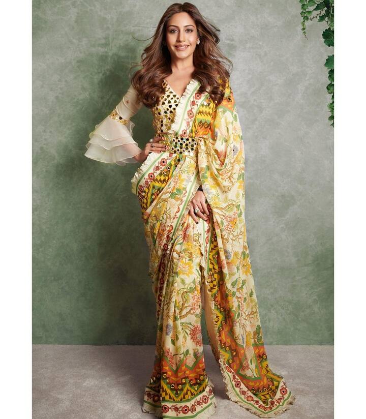 इंडियन हो ये वेस्टर्न हर आउटफिट में सुरभि कमाल लगती हैं. यहां देखें कैसे सुरभि ने एक सिंपल सी साड़ी को स्टाइलिश अंदाज़ से पहना है. कमर पर बेल्ट और ब्लाउज की डिज़ाइनर स्लीव्स ने हर किसी का ध्यान अपनी तरफ खींचा.