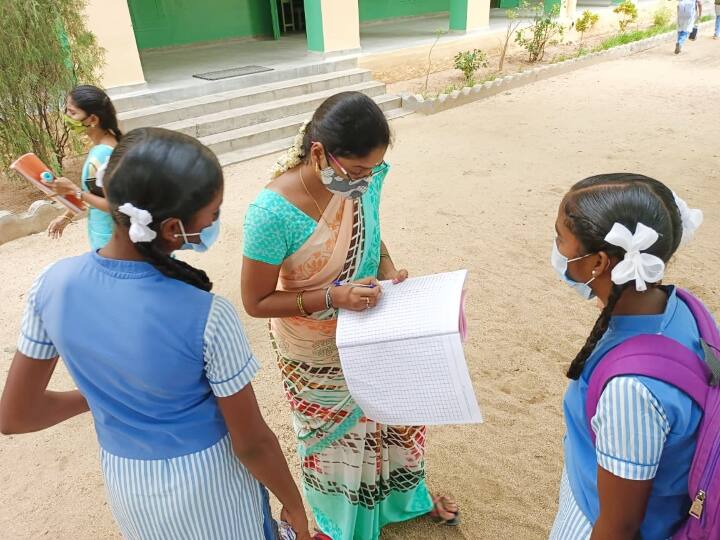 வேலூர் மாவட்டத்தில் உயர்நிலை, மேல்நிலை மற்றும் தனியார் என 281 பள்ளிகள் உள்ளன.