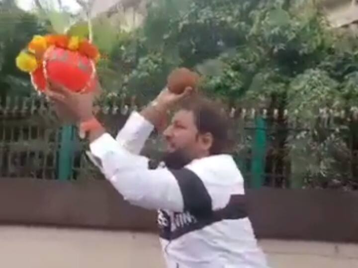 MNS leader Akhil Chitre broke Dahi Handi outside Maharashtra CM Uddhav Thackeray Matoshree case registered against him Maharashtra Dahi Handi Utsav: सीएम आवास के नजदीक दही हांडी तोड़ने पर MNS उपाध्यक्ष के खिलाफ मामला दर्ज