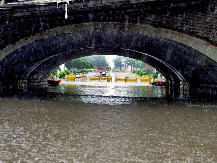 दिल्ली में मंगलवार को सुबह साढ़े आठ बजे से दोपहर ढाई बजे तक महज छह घंटों में 84 मिमी बारिश हुई जिससे सड़कों पर जलभराव हो गया और आईटीओ, आईपी एस्टेट पुल के पास रिंग रोड, धौला कुआं और रोहतक रोड पर भारी यातायात जाम लग गया.