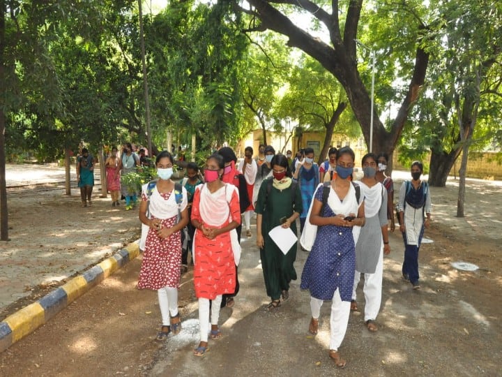 மதுரை மீனாட்சி கல்லூரி மாணவர்கள், உற்சாகமாக கல்லூரிக்கு வந்தனர்.