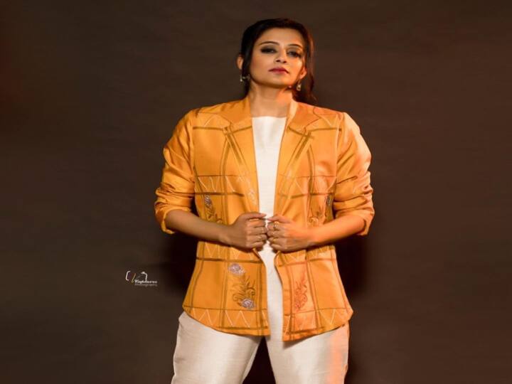 ஈரேழால் மலர்கிறதே இதன் பேர்தான் காதல் இதன் பின்னே எழுகிறதே அதன் பேர்தான் காமம்