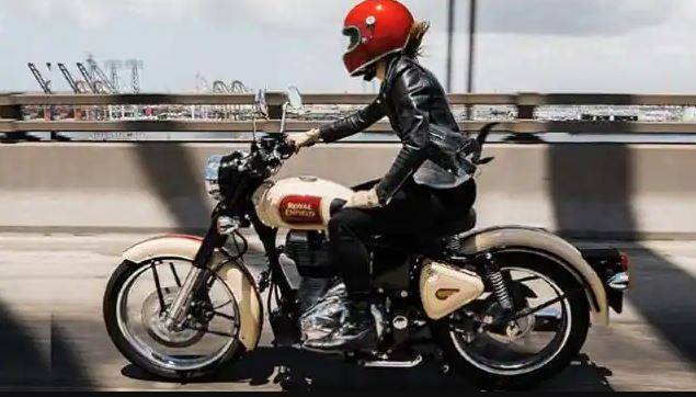 ਪਿਛਲੇ ਕੁਝ ਸਮੇਂ ਤੋਂ ਭਾਰਤ 'ਚ Royal Enfield ਬਾਈਕਸ ਦਾ ਬਹੁਤ ਜ਼ਿਆਦਾ ਕ੍ਰੇਜ਼ ਹੈ। ਇਸ ਦੇ ਮੱਦੇਨਜ਼ਰ ਕੰਪਨੀ ਅੱਜ Royal Enfield Classic 350 ਲਾਂਚ ਕਰਨ ਜਾ ਰਹੀ ਹੈ। ਇਸ ਬਾਈਕ ਦੇ ਭਾਰਤ 'ਚ ਬਹੁਤ ਸਾਰੇ ਫੈਨਸ ਹਨ। ਇਸ ਦਾ ਕਾਰਨ ਇਸ ਦੀ ਦਿੱਖ ਤੇ ਦਮਦਾਰ ਇੰਜਣ ਹੈ। ਇਸ ਤੋਂ ਇਲਾਵਾ ਬਾਈਕ ਦੀ ਕਾਰਗੁਜ਼ਾਰੀ ਵੀ ਸ਼ਾਨਦਾਰ ਹੈ। ਨਵਾਂ ਮਾਡਲ J ਪਲੇਟਫ਼ਾਰਮ 'ਤੇ ਅਧਾਰਤ ਹੋਵੇਗਾ।