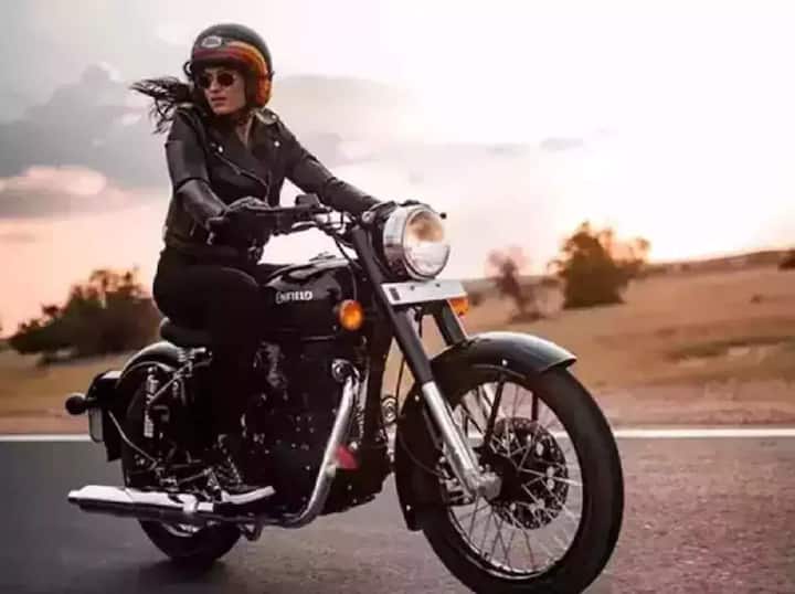 ਇਨ੍ਹਾਂ ਬਾਈਕਸ ਨਾਲ ਹੋਵੇਗਾ ਮੁਕਾਬਲਾ: Royal Enfield Classic 350 ਦਾ ਮੁਕਾਬਲਕਾ Honda Hness CB350 ਨਾਲ ਹੋਵੇਗਾ। ਇਸ ਬਾਈਕ 'ਚ 348.36cc ਏਅਰ-ਕੂਲਡ ਸਿੰਗਲ ਸਿਲੰਡਰ ਇੰਜਣ ਦਿੱਤਾ ਗਿਆ ਹੈ, ਜੋ 21bhp ਦੀ ਪਾਵਰ ਤੇ 30Nm ਦਾ ਟਾਰਕ ਜਨਰੇਟ ਕਰਦਾ ਹੈ। ਇਹ ਇੰਜਣ ਪੰਜ ਸਪੀਡ ਗਿਅਰਬਾਕਸ ਦੇ ਨਾਲ ਆਉਂਦਾ ਹੈ। ਇਸ ਬਾਈਕ ਦੀ ਕੀਮਤ ਐਕਸ-ਸ਼ੋਅਰੂਮ 'ਚ 1.86-1.92 ਲੱਖ ਰੁਪਏ ਹੈ।